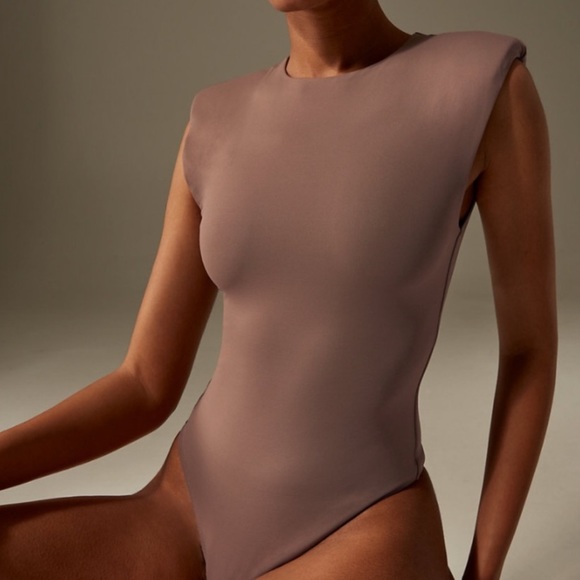 Aritzia Tops - NWT Arirzia Babaton Contour Shoulder Pad Bodysuit in Mauve Dust Size 2XS